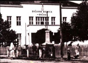 LOS PARTISANOS FUSILARON A 80 HERIDOS DEL HOSPITAL DE BRČKO (a 300 metros del hospital de Brčko está la fosa común de los heridos que fueron asesinados)