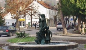 MONUMENTO A LAS VIUDAS DE LA SEGUNDA GUERRA MUNDIAL Y DE LA POSGUERRA (con cuanta preocupación, miedo e incertidumbre miraban a sus hijos, se despertaban y se iban a dormir)