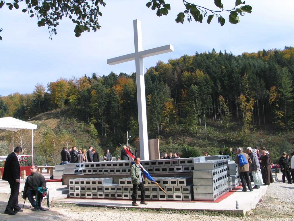 Macelj 2005. ekshumiranih 1.163 tijela, pohranjenih u zajedničku kosturicu ispod križa.