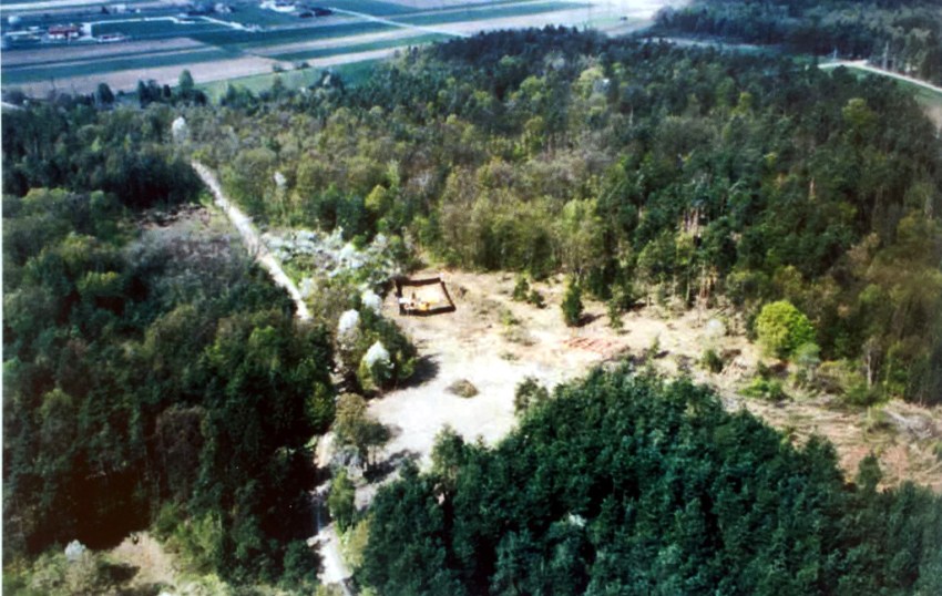 slika - snimak mjesta iskopa iz zraka (ekshumacija 1999.)