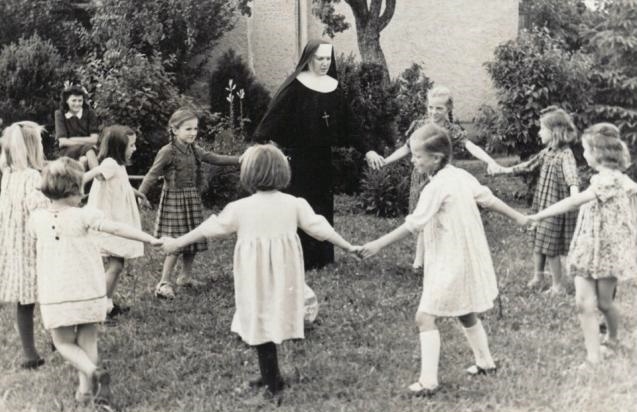 Sestra Gaudencija u igri s djevojčicama – kopija