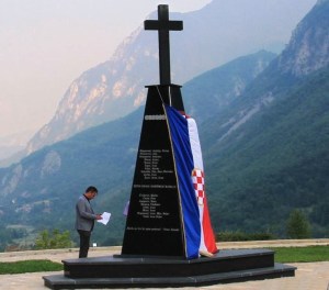 EN JABLANICA LOS CHETNICS Y LOS PARTISANOS MATARON A 172 CROATAS (Monumento recordatorio levantado en Doljani)