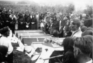 MIJO MIHIĆ MIĆA U DVORIŠTU KUĆE UBIO MARIJU MANDARIĆ U VISOKOM STUPNJU TRUDNOĆE, DOK SU SAVOM PLUTALA TIJELA VEZANA ŽICOM ZA DRVENE GREDE (Po pet šest ljudi svezani za jednu gredu)