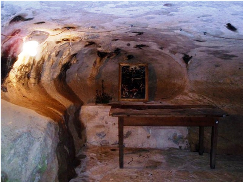Unutrašnjost kapelice-špilje u Bilaju