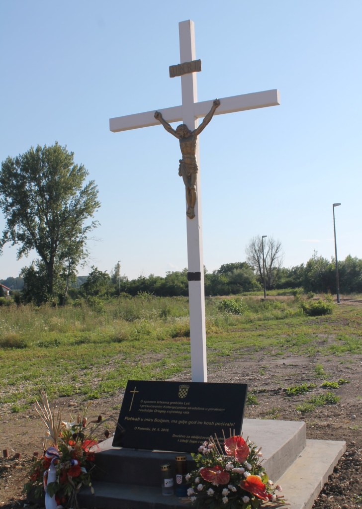 spomen križ za žrtve masovnog grobišta leš