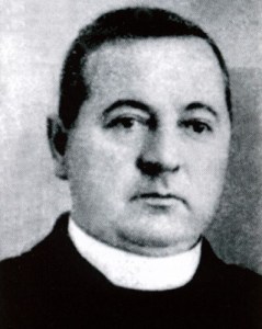 KATEHETA I DOKTOR ZNANOSTI DRAGAN DUJMUŠIĆ UBIJEN 07.10.1943. NA PAR SELU KOD TUZLE S NEKOLIKO HITACA U POTILJAK (Njegove posljednje riječi: Tijelo je sada svakako vaše, dajte mi malo vremena da dušu preporučim Bogu)